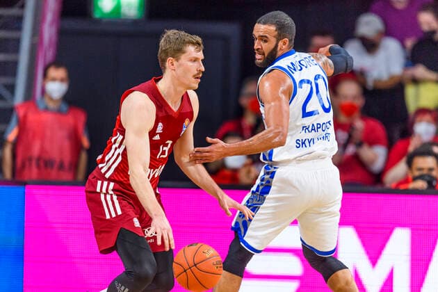 GER, easy credit BBl, FC Bayern Muenchen Basketball vs Fraport Skyliners 13 02 2022, Audi Dome, Muenchen, GER, easy credit BBl, FC Bayern Muenchen Basketball vs Fraport Skyliners, in picture Andreas Obst FC Bayern Basketball 13 in duel against Rasheed Moore Fraport Skyliners 20 nordphotoxGmbHx xStraubmeier nph00004