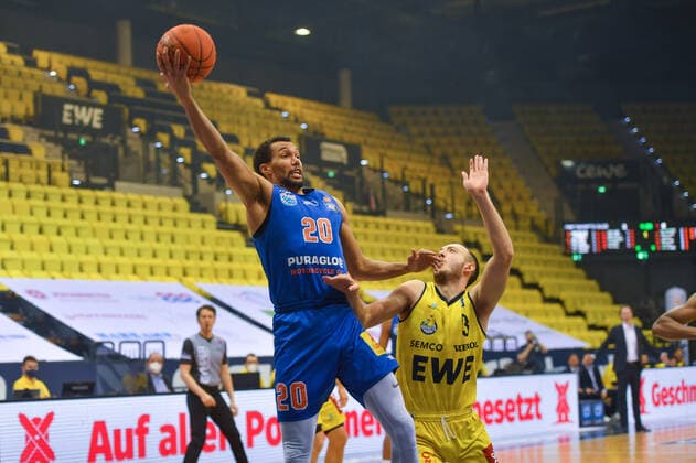 GER, Basketball,easy Credit BBL, EWE Baskets Oldenburg vs SYNTAINICS MBC 13 02 2022, EWE Arena, Oldenburg, GER, easy Credit BBL, EWE Baskets Oldenburg vs SYNTAINICS MBC , in picture Jamel MORRIS SYNTAINICS MBC 20 Max HEIDEGGER EWE Baskets Oldenburg 3 nordphotoxRojahn nph00310