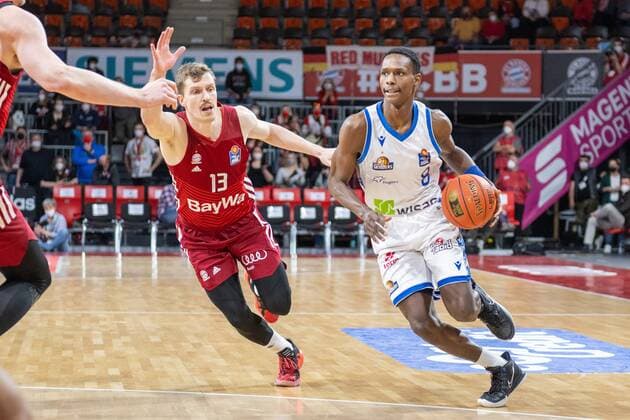 Andreas Obst 13 FC Bayern , Brancou Badio 8 Fraport Skyliner , FC Bayern Basketball vs Fraport Skyliners, easyCredit BBL, 13 02 2022 Muenchen Bayern Germany Copyright: xkolbert-press UlrichxGamelx