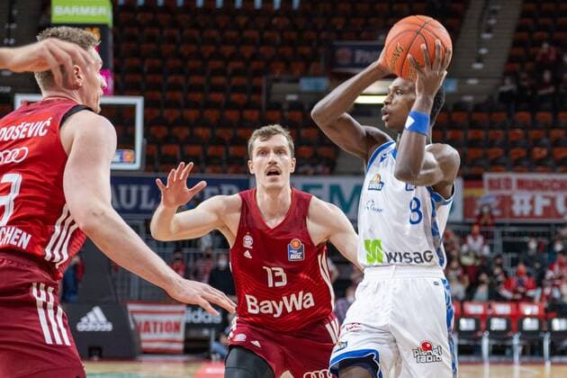 Andreas Obst 13 FC Bayern , Brancou Badio 8 Fraport Skyliner , FC Bayern Basketball vs Fraport Skyliners, easyCredit BBL, 13 02 2022 Muenchen Bayern Germany Copyright: xkolbert-press UlrichxGamelx