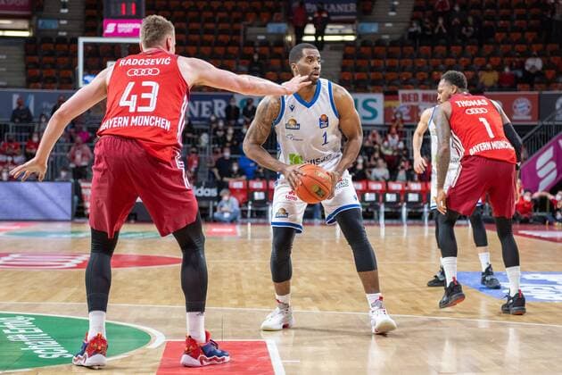 Leon Radosevic 43 FC Bayern , Jamel McLean 1 Fraport Skyliner , FC Bayern Basketball vs Fraport Skyliners, easyCredit BBL, 13 02 2022 Muenchen Bayern Germany Copyright: xkolbert-press UlrichxGamelx