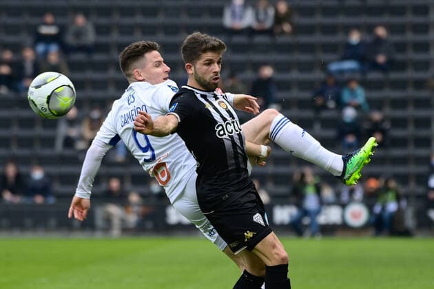Kevin Gameiro ( 9 - Strasbourg ) - Jimmy Cabot ( 11 - Angers ) - FOOTBALL : Angers vs Strasbourg - Ligue 1 - Angers - 13 02 2022 FedericoPestellini Panoramic 