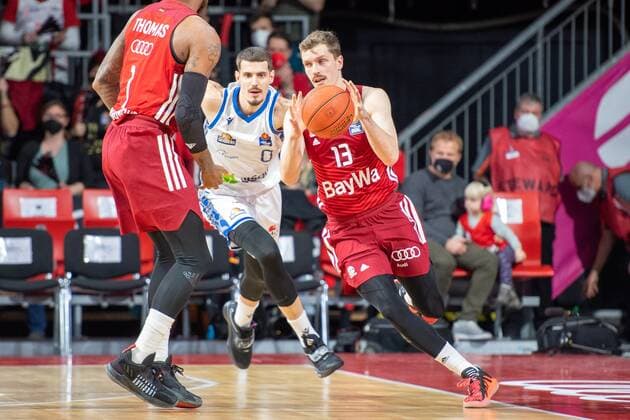 Andreas Obst 13 FC Bayern , Lukas Wank 0 Fraport Skyliner , FC Bayern Basketball vs Fraport Skyliners, easyCredit BBL, 13 02 2022 Muenchen Bayern Germany Copyright: xkolbert-press UlrichxGamelx