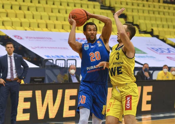GER, Basketball,easy Credit BBL, EWE Baskets Oldenburg vs SYNTAINICS MBC 13 02 2022, EWE Arena, Oldenburg, GER, easy Credit BBL, EWE Baskets Oldenburg vs SYNTAINICS MBC , in picture Jamel MORRIS SYNTAINICS MBC 20 Max HEIDEGGER EWE Baskets Oldenburg 3 nordphotoxRojahn nph00310