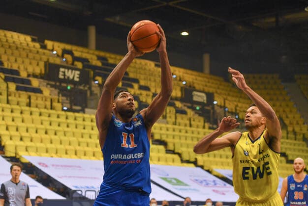 GER, Basketball,easy Credit BBL, EWE Baskets Oldenburg vs SYNTAINICS MBC 13 02 2022, EWE Arena, Oldenburg, GER, easy Credit BBL, EWE Baskets Oldenburg vs SYNTAINICS MBC , in picture Kostja MUSHIDI SYNTAINICS MBC 11 TJ HOLYFIELD EWE Baskets Oldenburg 22 nordphotoxRojahn nph00310