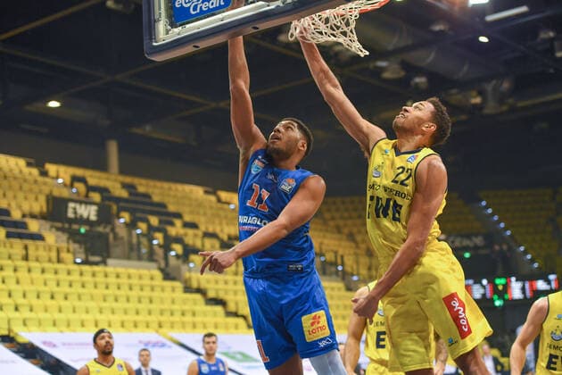 GER, Basketball,easy Credit BBL, EWE Baskets Oldenburg vs SYNTAINICS MBC 13 02 2022, EWE Arena, Oldenburg, GER, easy Credit BBL, EWE Baskets Oldenburg vs SYNTAINICS MBC , in picture Kostja MUSHIDI SYNTAINICS MBC 11 TJ HOLYFIELD EWE Baskets Oldenburg 22 nordphotoxRojahn nph00310