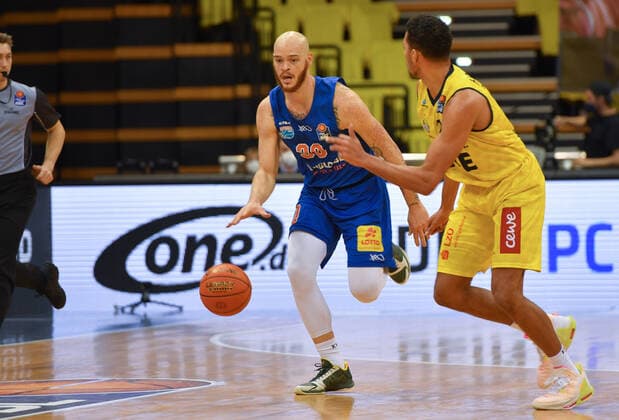 GER, Basketball,easy Credit BBL, EWE Baskets Oldenburg vs SYNTAINICS MBC 13 02 2022, EWE Arena, Oldenburg, GER, easy Credit BBL, EWE Baskets Oldenburg vs SYNTAINICS MBC , pictured Reggie UPSHAW SYNTAINICS MBC 30 TJ HOLYFIELD EWE Baskets Oldenburg 22 nordphotoxRojahn nph00310