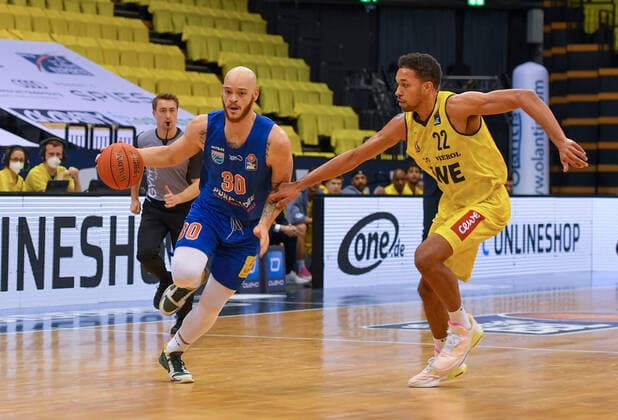 GER, Basketball,easy Credit BBL, EWE Baskets Oldenburg vs SYNTAINICS MBC 13 02 2022, EWE Arena, Oldenburg, GER, easy Credit BBL, EWE Baskets Oldenburg vs SYNTAINICS MBC , pictured Reggie UPSHAW SYNTAINICS MBC 30 TJ HOLYFIELD EWE Baskets Oldenburg 22 nordphotoxRojahn nph00310