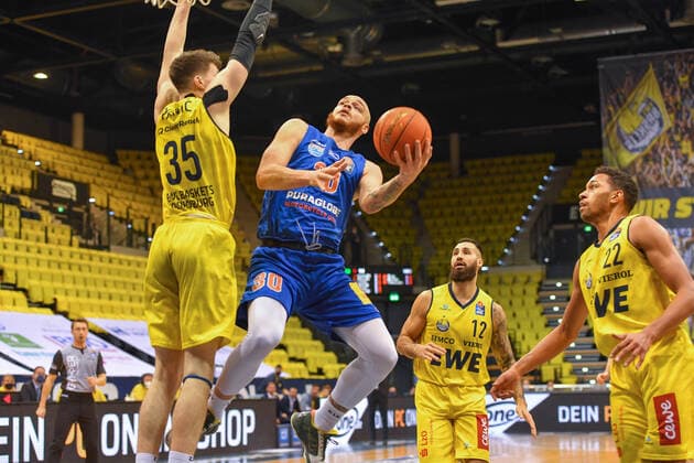 GER, Basketball,easy Credit BBL, EWE Baskets Oldenburg vs SYNTAINICS MBC 13 02 2022, EWE Arena, Oldenburg, GER, easy Credit BBL, EWE Baskets Oldenburg vs SYNTAINICS MBC , in picture Reggie UPSHAW SYNTAINICS MBC 30 Alen PJANIC EWE Baskets Oldenburg 35 Martin BREUNING EWE Baskets Oldenburg 12 TJ HOLYFIELD EWE Baskets Oldenburg 22 nordphotoxRojahn nph00310