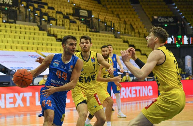 GER, Basketball,easy Credit BBL, EWE Baskets Oldenburg vs SYNTAINICS MBC 13 02 2022, EWE Arena, Oldenburg, GER, easy Credit BBL, EWE Baskets Oldenburg vs SYNTAINICS MBC , in picture Hendrik WARNER SYNTAINICS MBC 44 Sebastian HERRERA EWE Baskets Oldenburg 7 Alen PJANIC EWE Baskets Oldenburg 35 nordphotoxRojahn nph00310