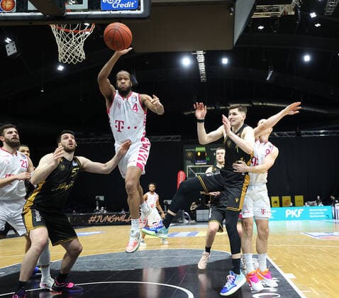 Justin Gorham Telekom Baskets Bonn , Owen Klassen Basketball Loewen Braunschweig 5, David Kraemer Basketball Loewen Braunschweig 1,