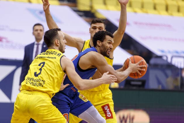 Oldenburg, Lower Saxony, DEU, 13 02 2022, Jamel Morris center, Syntainics MBC , Max Heidegger left, EWE Baskets Oldenburg and Michal Michalak center, EWE Baskets Oldenburg EWE Baskets Oldenburg vs Syntainics MBC 1 Basketball Bundesliga Saison 2021 2022, 21 Spieltag, Grosse EWE Arena EWE Baskets Oldenburg vs Syntainics MBC