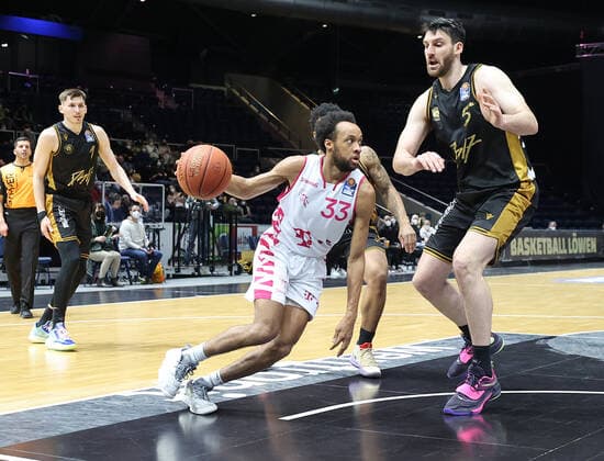 Parker Jackson Cartwright Telekom Baskets Bonn 33, Owen Klassen Basketball Loewen Braunschweig 5