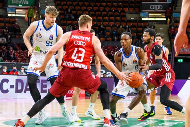 GER, easy credit BBl, FC Bayern Muenchen Basketball vs. Fraport Skyliners 13.02.2022, Audi Dome, Muenchen, GER, easy credit BBl, FC Bayern Muenchen Basketball vs. Fraport Skyliners, im Bild Alexander Richardson (Fraport Skyliners 91) Leon Radoäevi Radosevic (FC Bayern Basketball 43) Brancou Badio (Fraport Skyliners 8) Corey Walden (FC Bayern Basketball 2) nordphotoxGmbHx xStraubmeier nph00004