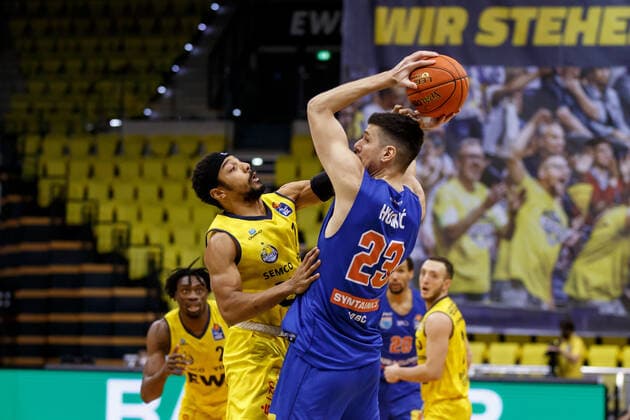 Oldenburg, Lower Saxony, DEU, 13 02 2022, Goran Huskic right, Syntainics MBC and Phil Pressey left, EWE Baskets Oldenburg EWE Baskets Oldenburg vs Syntainics MBC 1 Basketball Bundesliga Season 2021 2022, 21 Matchday, Grosse EWE Arena EWE Baskets Oldenburg vs Syntainics MBC