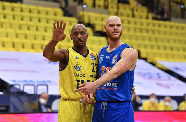 GER, Basketball,easy Credit BBL, EWE Baskets Oldenburg vs SYNTAINICS MBC 13 02 2022, EWE Arena, Oldenburg, GER, easy Credit BBL, EWE Baskets Oldenburg vs SYNTAINICS MBC , in picture stop, there Rickey PAULDING EWE Baskets Oldenburg 23 Reggie UPSHAW SYNTAINICS MBC 30 nordphotoxRojahn nph00310