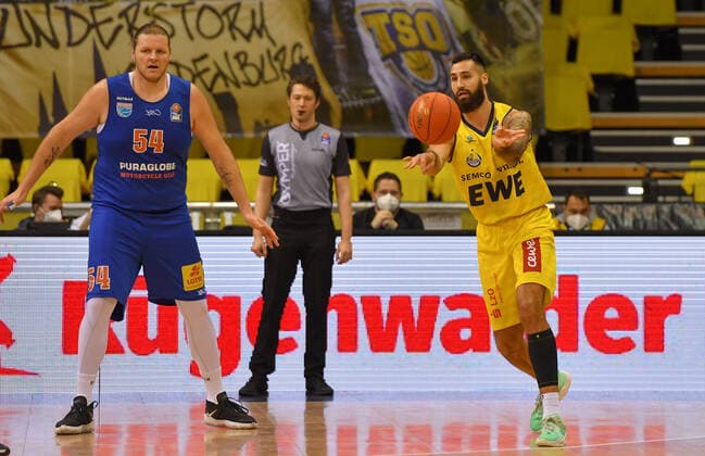 GER, Basketball,easy Credit BBL, EWE Baskets Oldenburg vs SYNTAINICS MBC 13 02 2022, EWE Arena, Oldenburg, GER, easy Credit BBL, EWE Baskets Oldenburg vs SYNTAINICS MBC , pictured Martin BREUNING EWE Baskets Oldenburg 12 John BRYANT SYNTAINICS MBC 54 nordphotoxRojahn nph00310