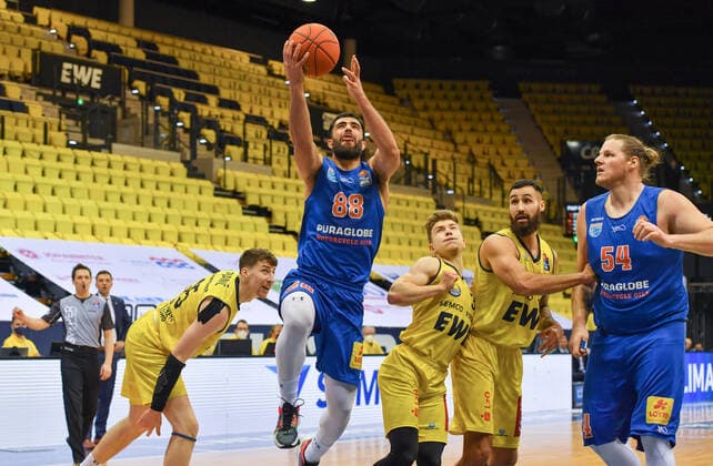 GER, Basketball,easy Credit BBL, EWE Baskets Oldenburg vs SYNTAINICS MBC 13 02 2022, EWE Arena, Oldenburg, GER, easy Credit BBL, EWE Baskets Oldenburg vs SYNTAINICS MBC , in picture Behnam YAKCHALI SYNTAINICS MBC 88 Alen PJANIC EWE Baskets Oldenburg 35 Bennet HUNDT EWE Baskets Oldenburg 33 Martin BREUNING EWE Baskets Oldenburg 12 John BRYANT SYNTAINICS MBC 54 nordphotoxRojahn nph00310