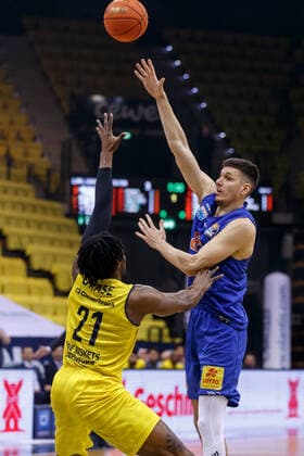 Oldenburg, Lower Saxony, DEU, 13 02 2022, Goran Huskic right, Syntainics MBC and Tai Odiase left, EWE Baskets Oldenburg EWE Baskets Oldenburg vs Syntainics MBC 1 Basketball Bundesliga Season 2021 2022, 21 Matchday, Grosse EWE Arena EWE Baskets Oldenburg vs Syntainics MBC