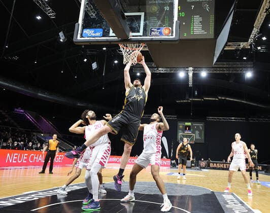Jeremy Morgan Telekom Baskets Bonn 20, Owen Klassen Basketball Loewen Braunschweig 5, Justin Gorham Telekom Baskets Bonn
