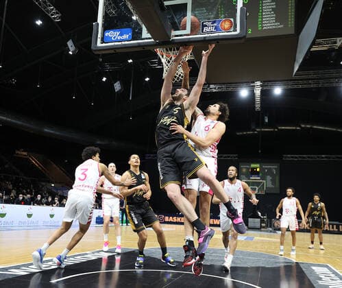Owen Klassen Basketball Loewen Braunschweig , Michael Kessens Telekom Baskets Bonn 6