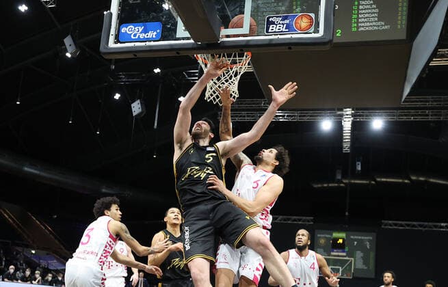 Owen Klassen Basketball Loewen Braunschweig , Michael Kessens Telekom Baskets Bonn 6