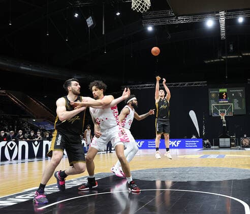 Three-point shot Martin Peterka Basketball Loewen Braunschweig 15