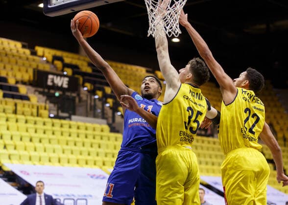 Oldenburg, Lower Saxony, DEU, 13 02 2022, Kostja Mushidi left, Syntainics MBC , Alen Pjanic center, EWE Baskets Oldenburg and TJ Holyfield right, EWE Baskets Oldenburg EWE Baskets Oldenburg vs Syntainics MBC 1 Basketball Bundesliga Saison 2021 2022, 21 Spieltag, Grosse EWE Arena EWE Baskets Oldenburg vs Syntainics MBC