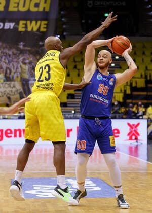 Oldenburg, Lower Saxony, DEU, 13 02 2022, Reggie Upshaw right, Syntainics MBC and Rickey Paulding left, EWE Baskets Oldenburg EWE Baskets Oldenburg vs Syntainics MBC 1 Basketball Bundesliga Season 2021 2022, 21 Matchday, Grosse EWE Arena EWE Baskets Oldenburg vs Syntainics MBC