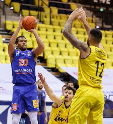 Oldenburg, Lower Saxony, DEU, 13 02 2022, Jamel Morris left, Syntainics MBC , Martin Breunig right, EWE Baskets Oldenburg EWE Baskets Oldenburg vs Syntainics MBC 1 Basketball Bundesliga Saison 2021 2022, 21 Spieltag, Grosse EWE Arena EWE Baskets Oldenburg vs Syntainics MBC