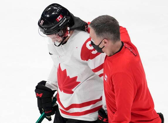 February 13, 2022, Beijing, ON, China: Canada forward Jordan Weal (91) leaves the ice with an injury during first period men s Ice hockey, Eishockey action against China at the Beijing Olympic Winter games, Winterspiele,Spiele, Summer games in Beijing, Sunday, Feb. 13, 2022. Canada v. China Men s Olympic Ice Hockey - ZUMAc35_ 20220213_zaf_c35_027 Copyright: xRyanxRemiorzx