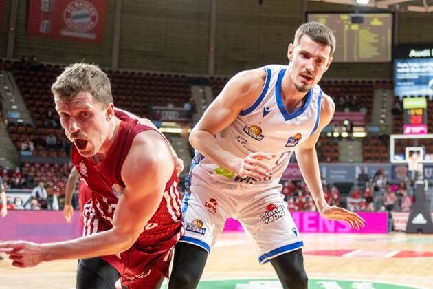 Andreas Obst 13 FC Bayern , Lukas Wank 0 Fraport Skyliner , FC Bayern Basketball vs Fraport Skyliners, easyCredit BBL, 13 02 2022 Muenchen Bayern Germany Copyright: xkolbert-press UlrichxGamelx