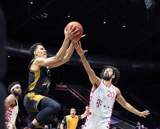 Brandon Tischler Basketball Loewen Braunschweig 13, Jeremy Morgan Telekom Baskets Bonn 20