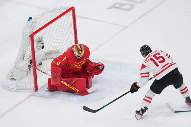 (220213) -- BEIJING, Feb. 13, 2022 -- Adam Tambellini (R) of Canada shoots during the Ice hockey, Eishockey men s preliminary round Group A match between China and Canada at National Indoor Stadium in Beijing, capital of China, Feb. 13, 2022. ) (BEIJING2022)CHINA-BEIJING-OLYMPIC Winter games, Winterspiele,Spiele, Summer games ICE HOCKEY-MEN S PRELIMINARY-CHN VS CAN(CN) DuxYu 