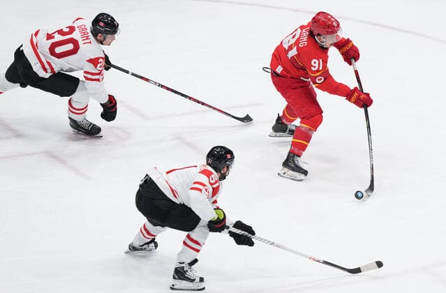 (220213) -- BEIJING, Feb. 13, 2022 -- Wang Taile (R) of China controls the puck during the Ice hockey, Eishockey men s preliminary round Group A match between China and Canada at National Indoor Stadium in Beijing, capital of China, Feb. 13, 2022. ) (BEIJING2022)CHINA-BEIJING-OLYMPIC Winter games, Winterspiele,Spiele, Summer games ICE HOCKEY-MEN S PRELIMINARY-CHN VS CAN(CN) DuxYu 