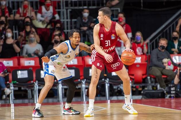 Donovan Donaldson 2 Fraport Skyliners , Zan Mark Sisko 31 FC Bayern , FC Bayern Basketball vs Fraport Skyliners, easyCredit BBL, 13 02 2022 Muenchen Bayern Germany Copyright: xkolbert-press UlrichxGamelx