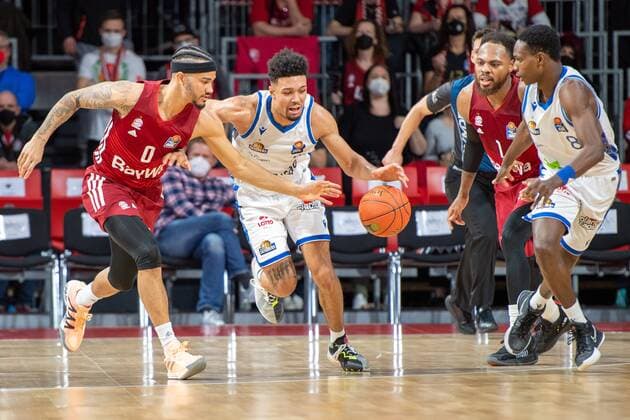 Nick Weiler Babb 0 FC Bayern , Len Adam Schoormann 6 Fraport Skyliner , Brancou Badio 8 Fraport Skyliner , FC Bayern Basketball vs Fraport Skyliners, easyCredit BBL, 13 02 2022 Muenchen Bayern Germany Copyright: xkolbert-press UlrichxGamelx