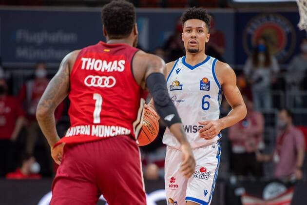 Thomas Deshaun 1 FC Bayern , Len Adam Schoormann 6 Fraport Skyliner , FC Bayern Basketball vs Fraport Skyliners, easyCredit BBL, 13 02 2022 Muenchen Bayern Germany Copyright: xkolbert-press UlrichxGamelx