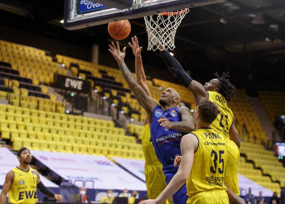 Oldenburg, Lower Saxony, DEU, 13 02 2022, Sergio Kerusch center, Syntainics MBC and Tai Odiase right, EWE Baskets Oldenburg EWE Baskets Oldenburg vs Syntainics MBC 1 Basketball Bundesliga season 2021 2022, 21 matchday, Grosse EWE Arena EWE Baskets Oldenburg vs Syntainics MBC