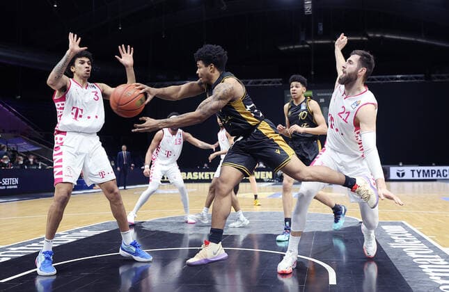 Tookie Brown Basketball Loewen Braunschweig outshoots Bonns Leon Kratzer 21, Tyson Ward Telekom Baskets Bonn 3