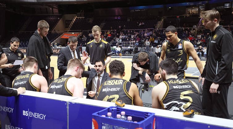 Time out Braunschweig, head coach Jesus Ramirez Basketball Loewen Braunschweig gives instructions