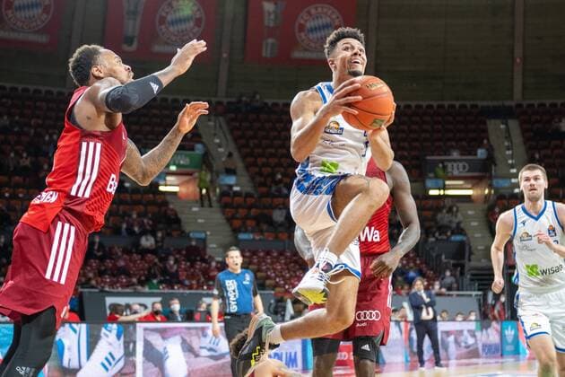 Thomas Deshaun 1 FC Bayern , Len Adam Schoormann 6 Fraport Skyliner , FC Bayern Basketball vs Fraport Skyliners, easyCredit BBL, 13 02 2022 Muenchen Bayern Germany Copyright: xkolbert-press UlrichxGamelx