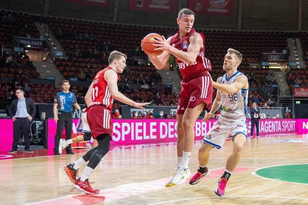 Leon Radosevic 43 FC Bayern , Zan Mark Sisko 31 FC Bayern , Felix Hecker 98 Fraport Skyliner , FC Bayern Basketball vs Fraport Skyliners, easyCredit BBL, 13 02 2022 Muenchen Bayern Germany Copyright: xkolbert-press UlrichxGamelx