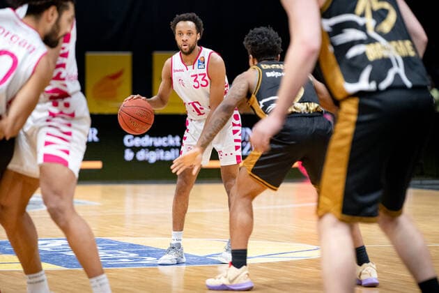Parker Jackson Cartwright Nr 33 Telekom Baskets Bonn vs Tookie Brown Nr 0 Basketball Loewen Braunschweig Basketball Loewen Braunschweig Telekom Baskets Bonn Basketball Loewen Braunschweig Telekom Baskets Bonn, basketball, BBL, season 2020 2021, 13 02 2022 Braunschweig Copyright: xEibner-Pressefoto DanielxReineltx EP_DRT