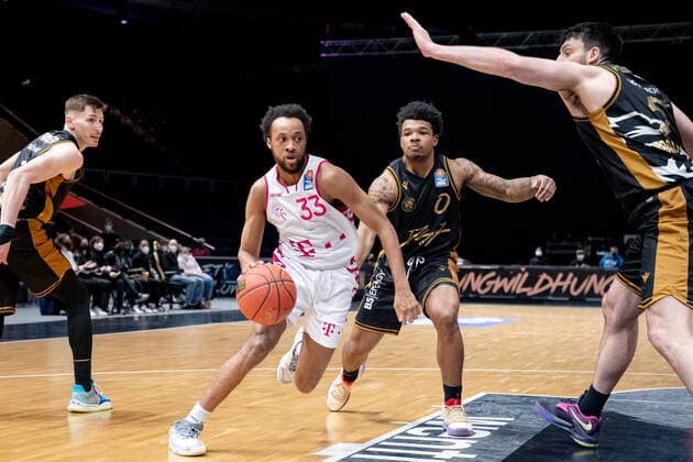 Parker Jackson Cartwright Nr 33 Telekom Baskets Bonn vs Tookie Brown Nr 0 Basketball Loewen Braunschweig Basketball Loewen Braunschweig Telekom Baskets Bonn Basketball Loewen Braunschweig Telekom Baskets Bonn, basketball, BBL, season 2020 2021, 13 02 2022 Braunschweig Copyright: xEibner-Pressefoto DanielxReineltx EP_DRT