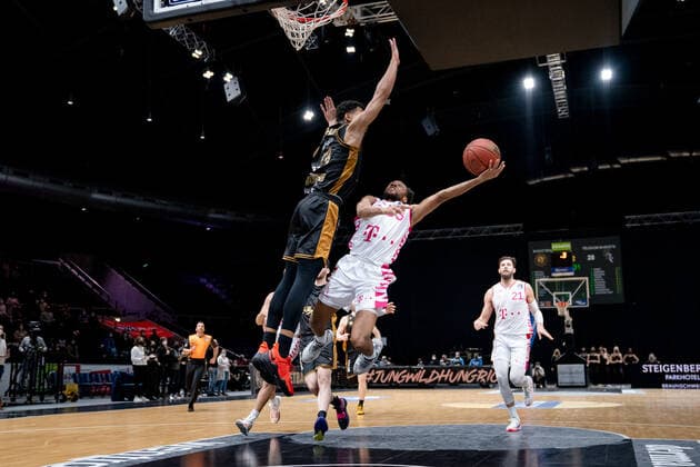 Parker Jackson Cartwright Nr 33 Telekom Baskets Bonn vsDavid Kraemer Nr 1 Basketball Loewen Braunschweig Basketball Loewen Braunschweig Telekom Baskets Bonn Basketball Loewen Braunschweig Telekom Baskets Bonn, basketball, BBL, season 2020 2021, 13 02 2022 Braunschweig Copyright: xEibner-Pressefoto DanielxReineltx EP_DRT