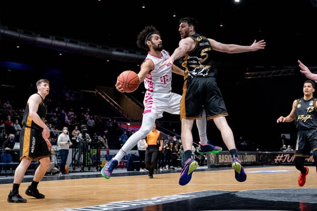 Jeremy Morgan Nr 20 Telekom Baskets Bonn vs Owen Klaasen Nr 5 Basketball Loewen Braunschweig Basketball Loewen Braunschweig Telekom Baskets Bonn Basketball Loewen Braunschweig Telekom Baskets Bonn, basketball, BBL, season 2020 2021, 13 02 2022 Braunschweig Copyright: xEibner-Pressefoto DanielxReineltx EP_DRT