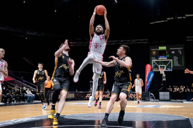 Javontae Hawkins Nr 13 Telekom Baskets Bonn against Ondrej Sehnal Nr 19 Basketball Loewen Braunschweig and Luc van Slooten Nr 4 Basketball Loewen Braunschweig Basketball Loewen Braunschweig Telekom Baskets Bonn Basketball Loewen Braunschweig Telekom Baskets Bonn, basketball, BBL, season 2020 2021, 13 02 2022 Braunschweig Copyright: xEibner-Pressefoto DanielxReineltx EP_DRT