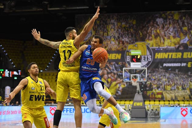 GER, Basketball,easy Credit BBL, EWE Baskets Oldenburg vs SYNTAINICS MBC 13 02 2022, EWE Arena, Oldenburg, GER, easy Credit BBL, EWE Baskets Oldenburg vs SYNTAINICS MBC , in picture Jamel MORRIS SYNTAINICS MBC 20 Martin BREUNING EWE Baskets Oldenburg 12 nordphotoxRojahn nph00310