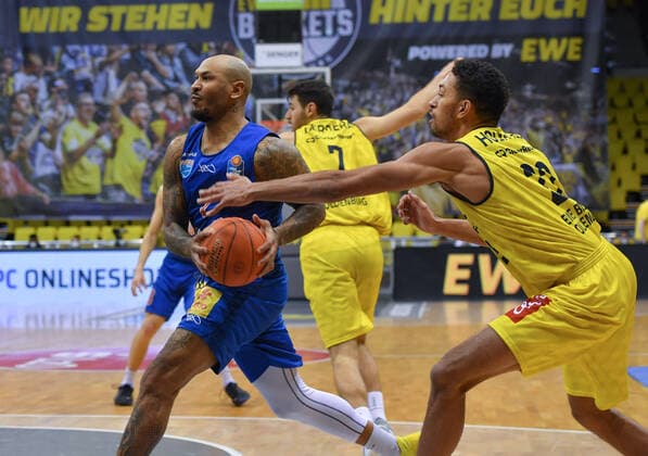 GER, Basketball,easy Credit BBL, EWE Baskets Oldenburg vs SYNTAINICS MBC 13 02 2022, EWE Arena, Oldenburg, GER, easy Credit BBL, EWE Baskets Oldenburg vs SYNTAINICS MBC , in picture Sergio KERUSCH SYNTAINICS MBC 7 TJ HOLYFIELD EWE Baskets Oldenburg 22 nordphotoxRojahn nph00310